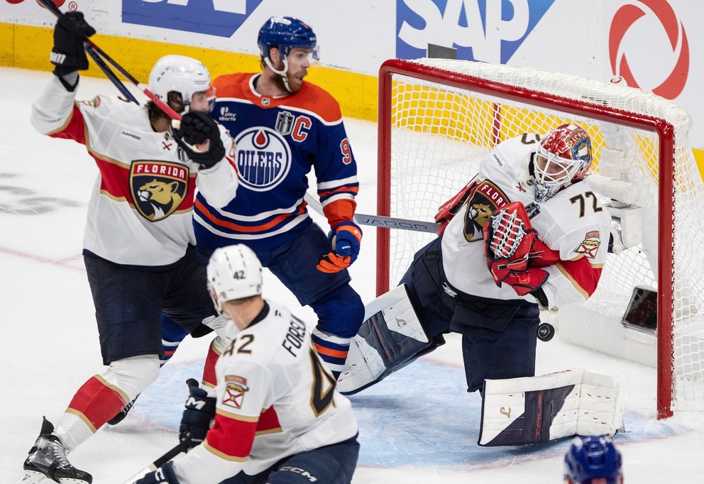 Sergei Bobrovsky chytá strelu Edmontonu v zápase finále NHL.