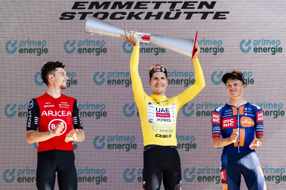 Zľava Kévin Vauquelin, Joao Almeida a Oscar Onley na pódiu po etapových pretekoch Okolo Švajčiarska 2025.