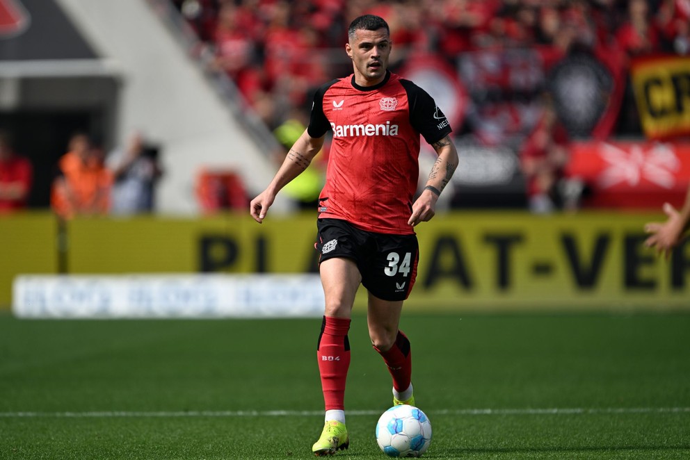 Švajčiarsky futbalista Granit Xhaka v drese Bayeru Leverkusen. 