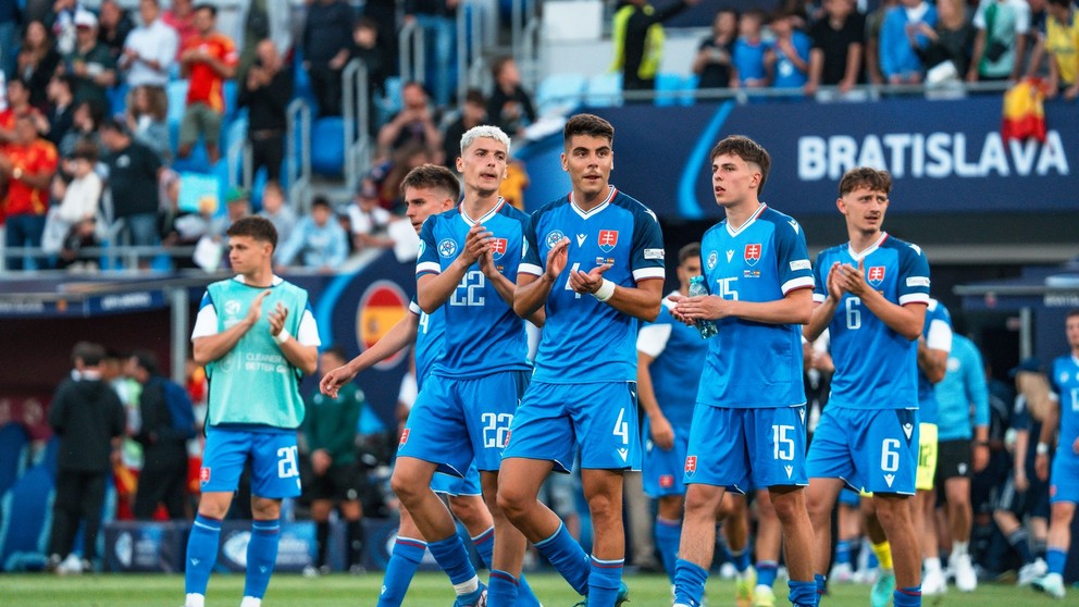 Slovenskí futbalisti do 21 rokov po zápase so Španielskom.