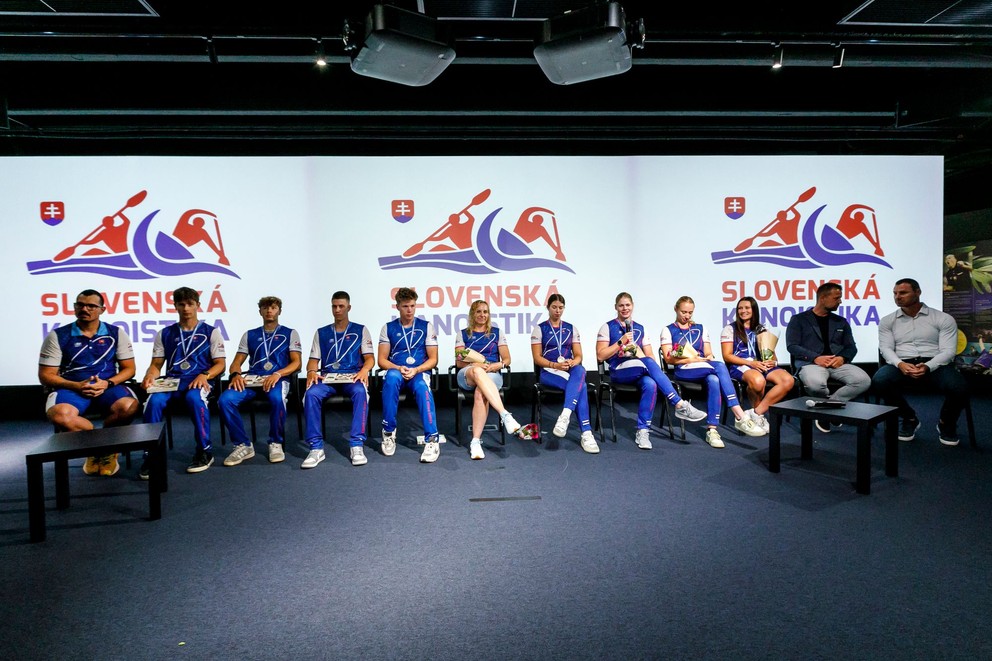 zľava tréner Radim Kráľ, slovenskí reprezentanti v rýchlostnej kanoistike Teo Lukáč, Jakub Bartolčič, Máté Marsal a Oskar Ďurčo, šéftrénerka Kristína Medovčíková, slovenské reprezentantky v rýchlostnej kanoistike Bianka Sidová, Sofia Bergendi, Hana Gavorová a Réka Bugár, tréner Eugen Honti a predseda sekcie hladkých vôd Slovenskej kanoistiky Erik Vlček
