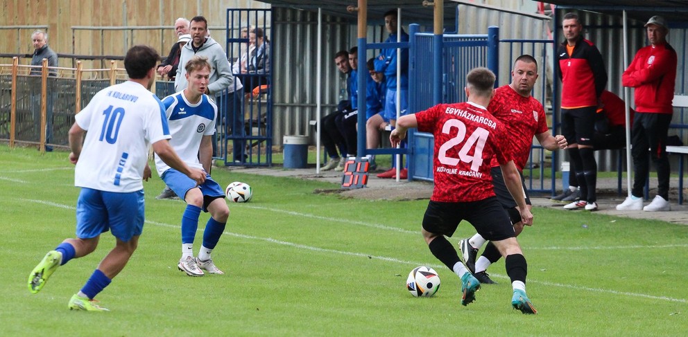 Na jar zvíťazili Kostolné Kračany v Kolárove 2:0. Druhý gól dal Barnabás Bartalos (24), vpravo v červenom rozohrávač Peter Hamar. 