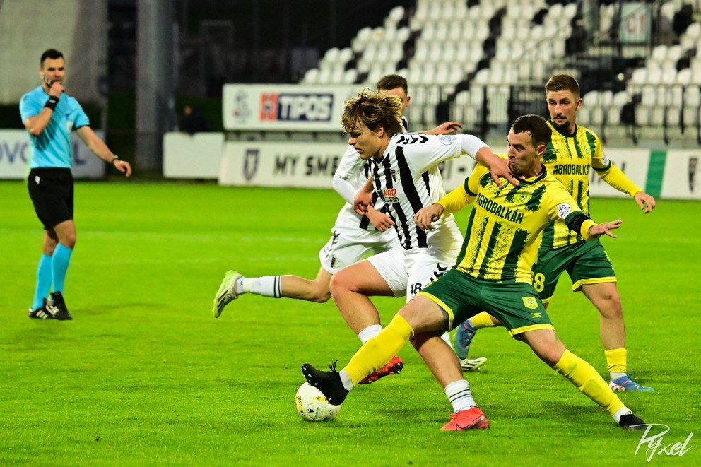 Žlto-zelené Veľké Ludince prehrali v jarných odvetách na bývalom prvoligovom štadióne Myjavy 2:0.