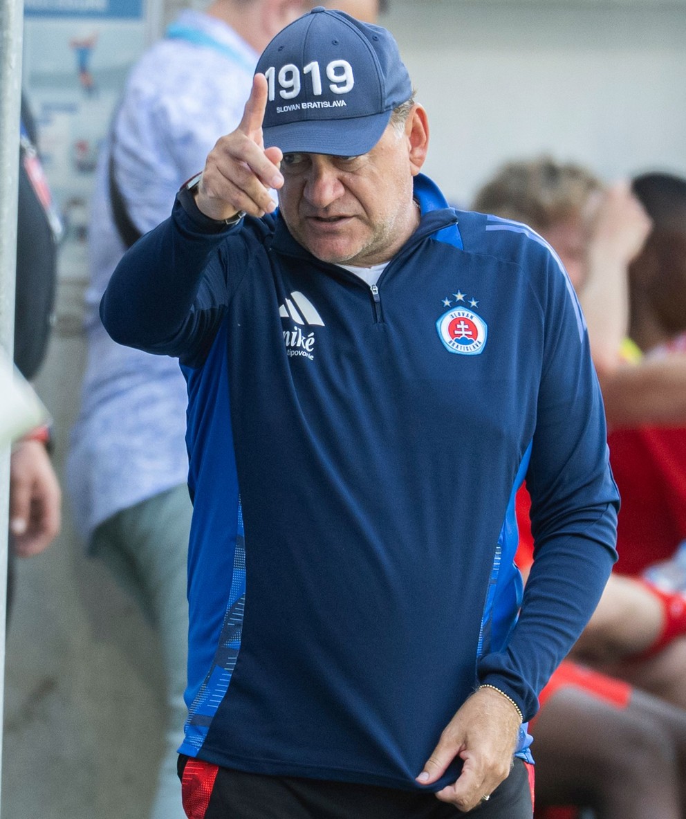 Na snímke tréner Slovana Vladimír Weiss st. počas prípravného zápasu medzi ŠK Slovan Bratislava - FC Midtjylland 13. júla 2025 v Bratislave.