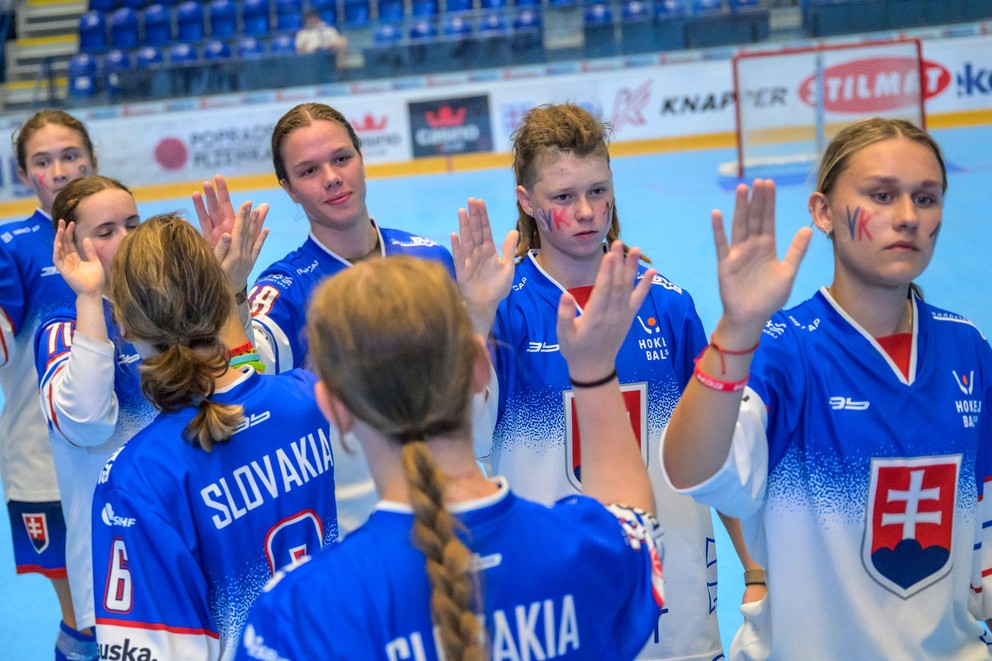 Slovenské hokejbalistky sa tešia z výhry nad USA 3:1 na MS v hokejbale U20.