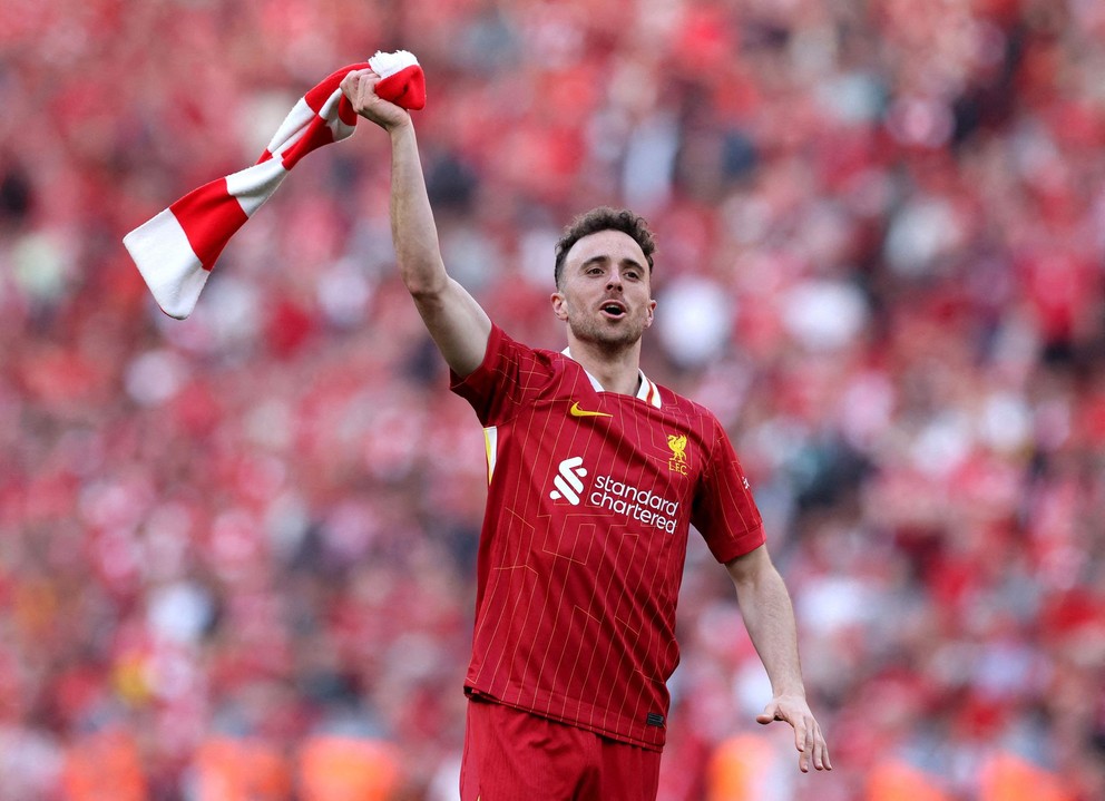 Diogo Jota v drese Liverpool FC oslavuje víťazstvo Premier League.
