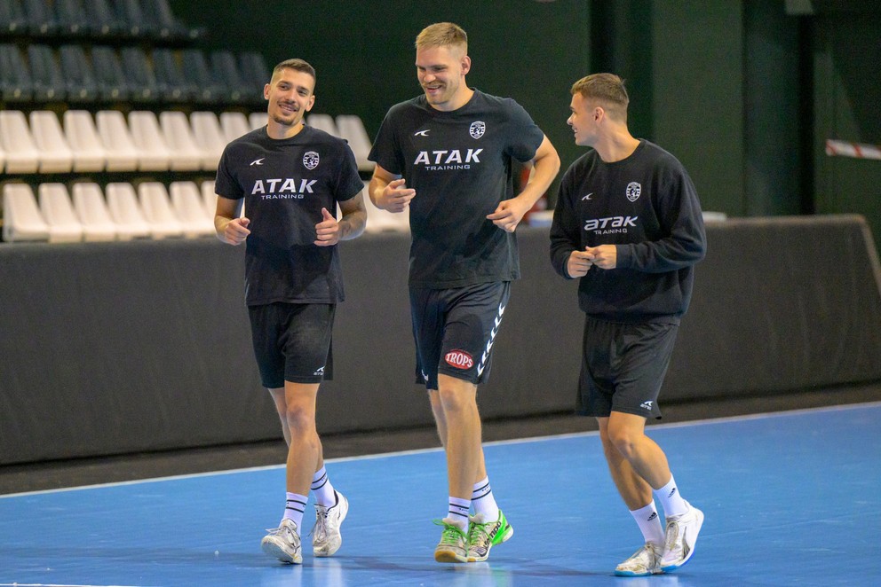 Zľava Josef Hozman, Igor Karlov a Marco Antl počas tréningu Tatrana Prešov.
