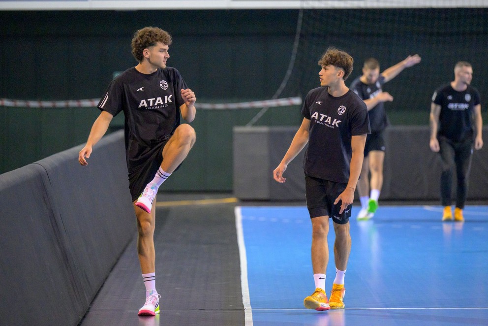 Zľava Jakub Valent, Damián Mitaľ počas prvého tréningu hádzanárov Tatrana Prešov.