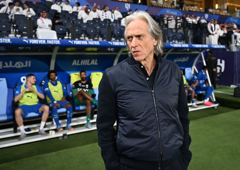 Tréner Jorge Jesus na lavičke Al Hilal.