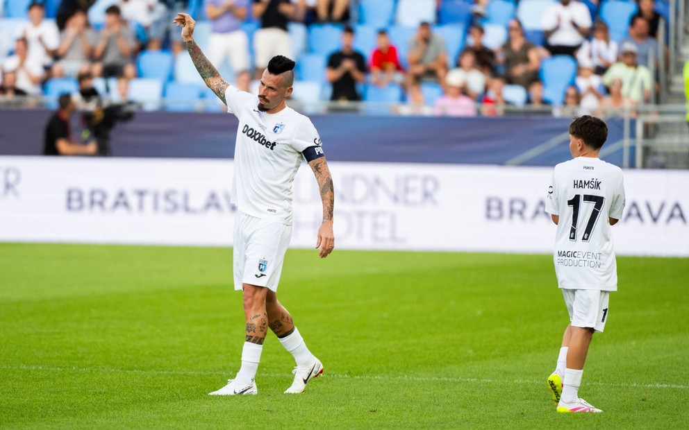 Na snímke Marek Hamšík a jeho syn Lucas počas rozlúčkového zápasu s Marekom Hamšíkom na Národnom futbalovom štadióne.