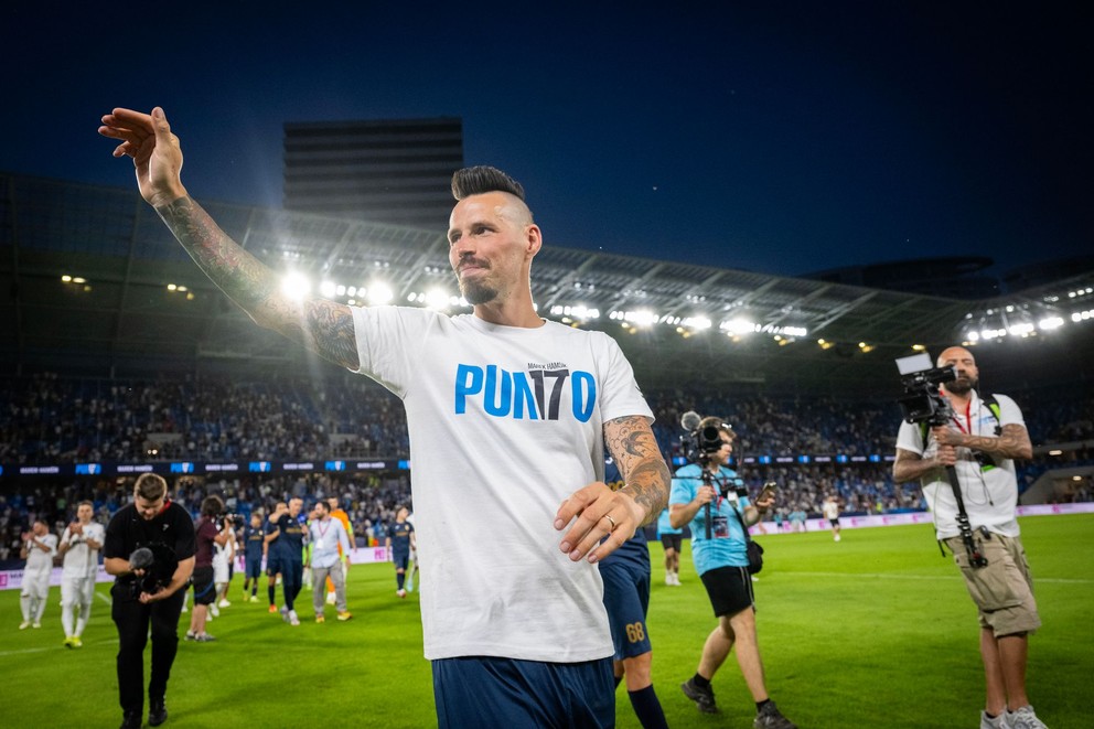 Na snímke Mareka Hamšík počas osláv po skončení rozlúčkového zápasu s Marekom Hamšíkom na Národnom futbalovom štadióne.
