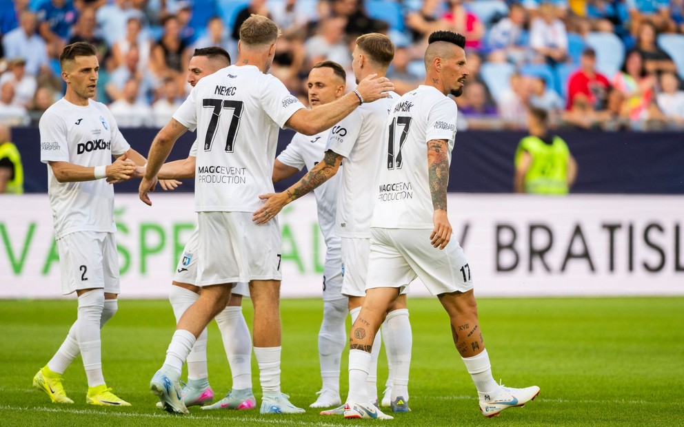 Na snímke Adam Nemec a Marek Hamšík oslavujú gól počas rozlúčkového zápasu.
