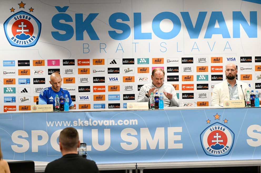 Zľava kapitán tímu ŠK Slovan Bratislava Vladimír Weiss, tréner Vladimír Weiss a generálny riaditeľ ŠK Slovan Bratislava Ivan Kmotrík.