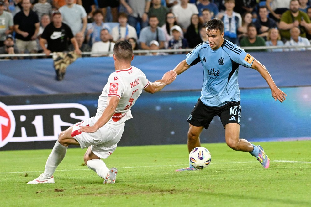 Na snímke vpravo David Strelec (Slovan) s kľučkou na Illju Mašiča (Mostar) . 
