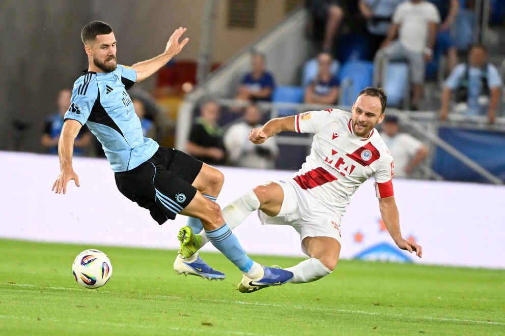 Na snímke vľavo Kenan Bajrič (Slovan) je jediný hráč Slovana, ktorý odohral zápas na pôde KuPS v roku 2020. 