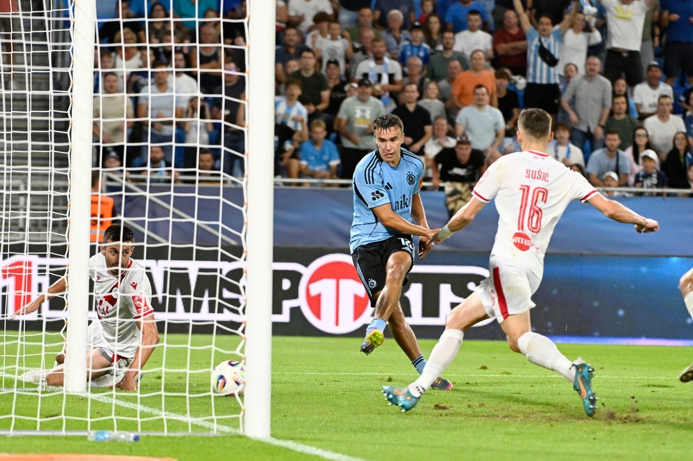 Na snímke uprostred David Strelec (Slovan) strieľa druhý gól