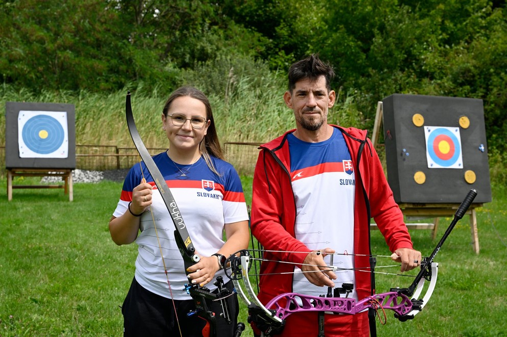 alovenskí lukostreleci Jozef Bošanský (vpravo) a Denisa Baránková (vľavo)