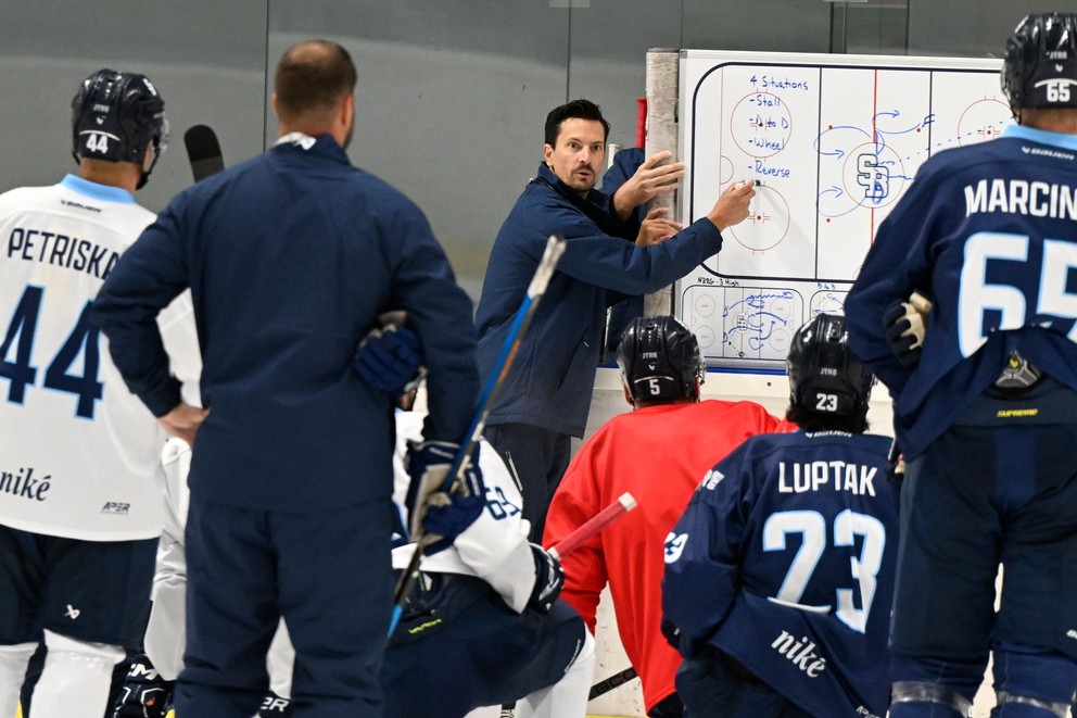 Kanadský tréner Brad Tapper počas tréningu hráčov HC Slovan Bratislava.