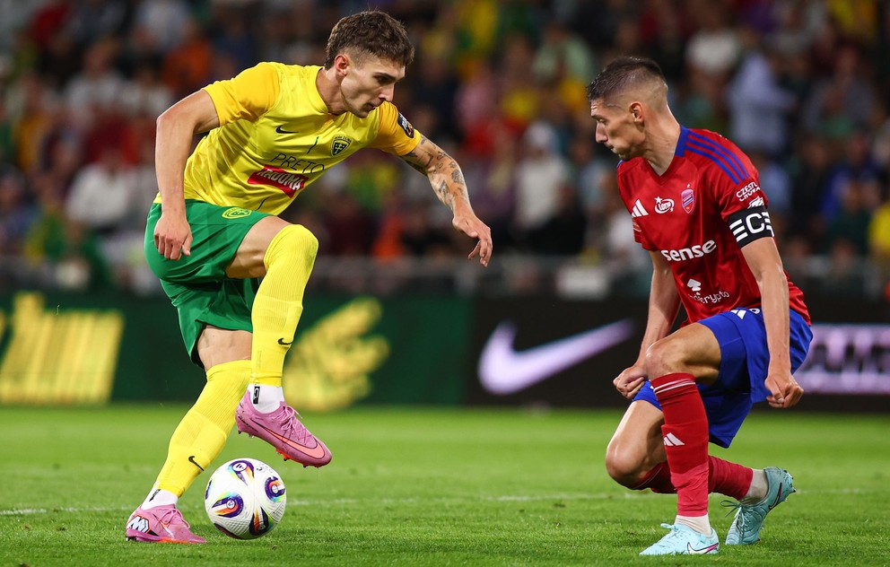 Dávid Ďuriš v drese MŠK Žilina v zápase proti Raków Čenstochová.