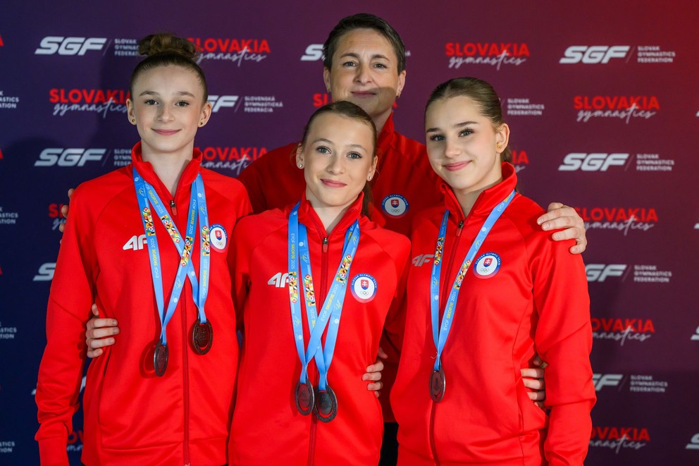 Nela Ostrihoňová, Lucia Piliarová a Lilly Murínová a hore Katarína Krekáňová.