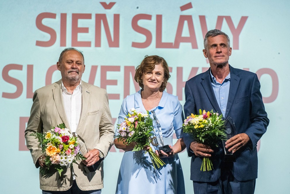 Marián Matyáš, Iveta Bieliková a Juraj Žuffa (zľava) boli uvedení do Siene slávy na galavečeri Basketbalista roka 2024.
