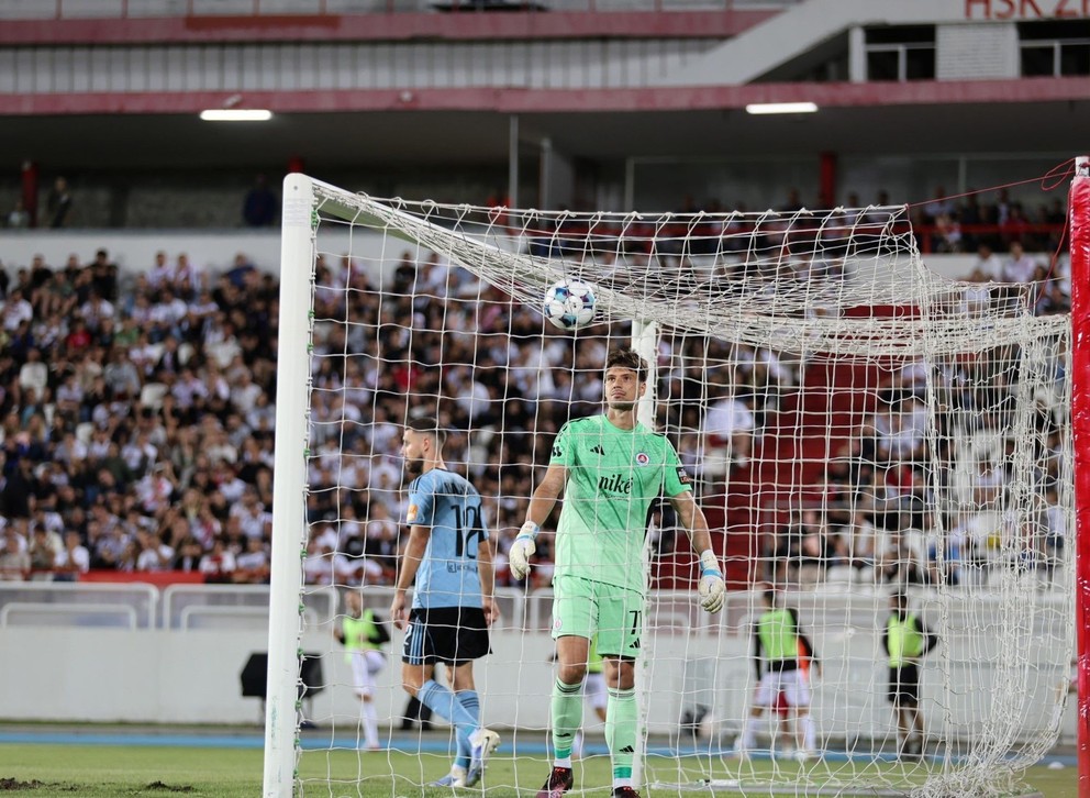 Na snímke hráči Slovana Kenan Bajrič a brankár Dominik Takáč počas odvetného zápasu 2. predkola Ligy majstrov HŠK Zrinjski Mostar - ŠK Slovan Bratislava.
