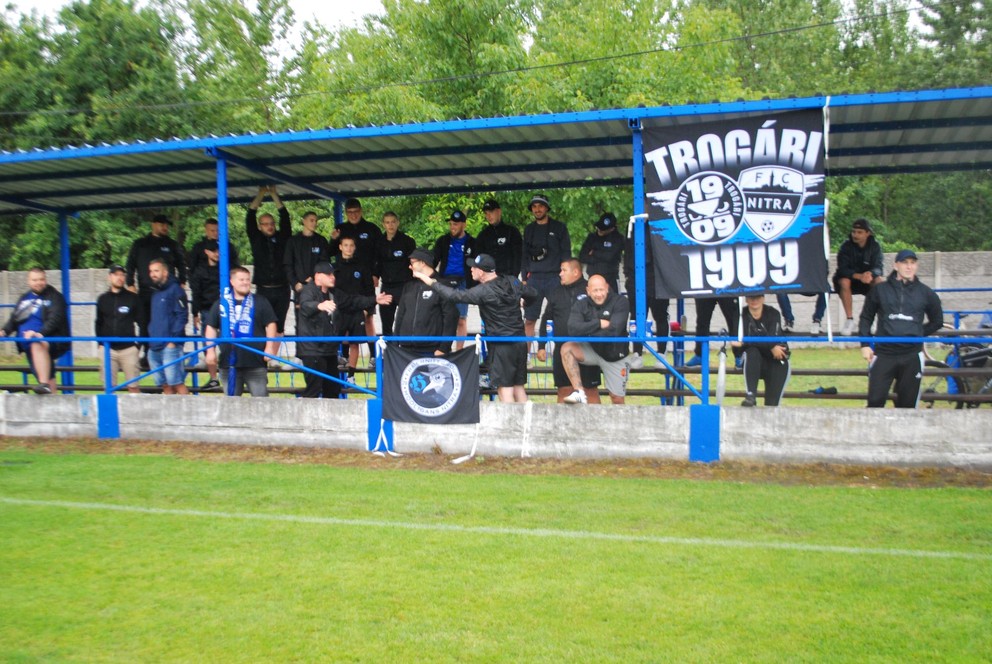 Nitrianski Trogári 1909 neprišli vo vytrvalom daždi do Bešeňova v plnej sile, počuť ich však bolo.