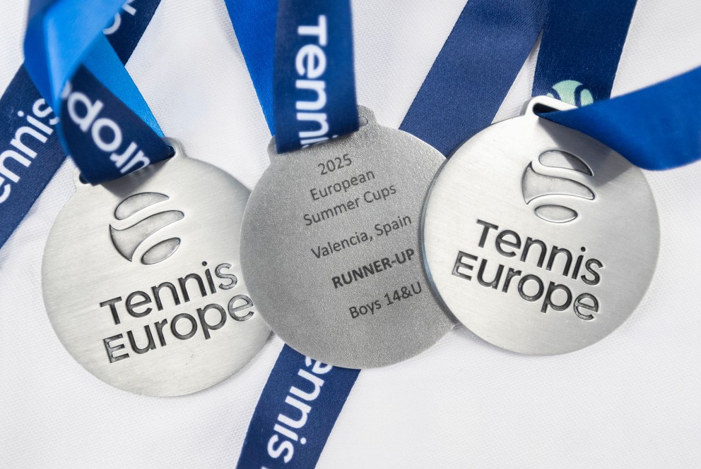 Na snímke strieborné medaily z ME tímov do 14 rokov zo španielskej Valencie, ktoré získali Max Lörinčík, Andrej Adamović a Martin Čellár.