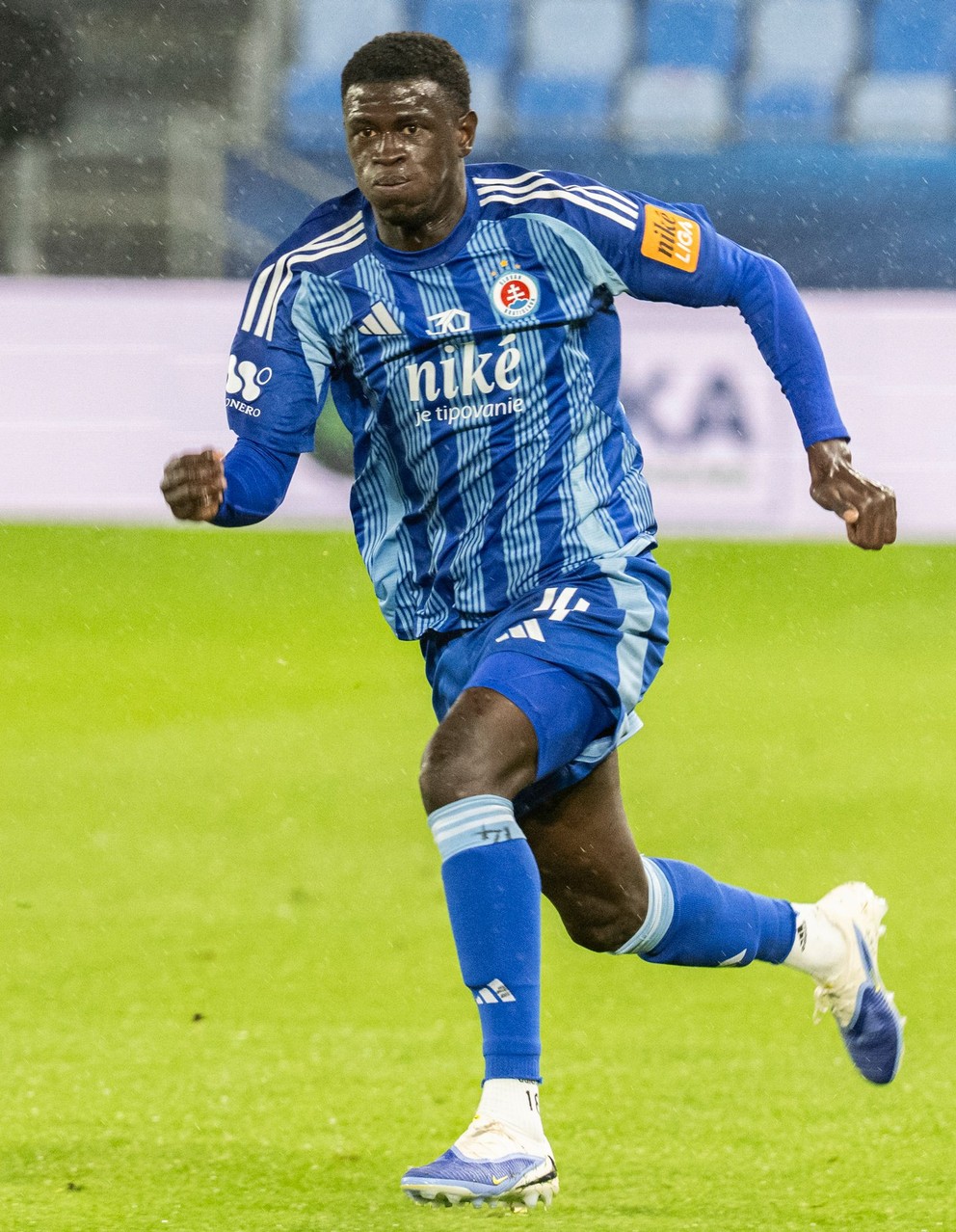 Na snímke nová posila Slovana Alansa Yirajang počas.