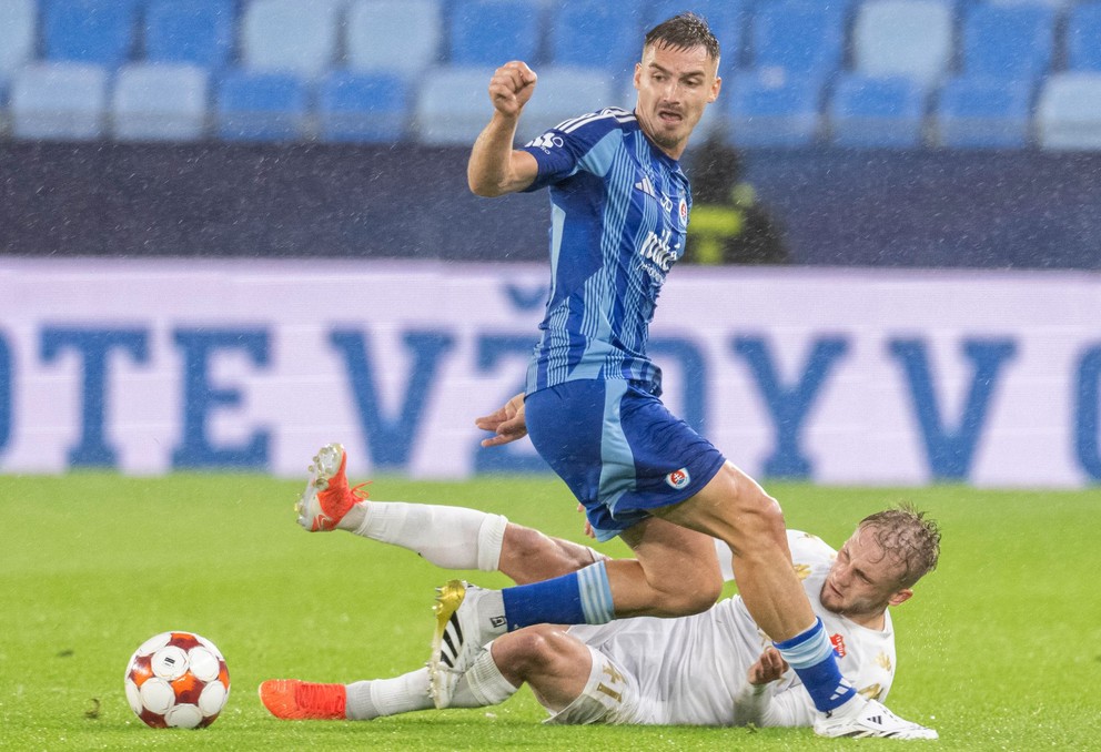 Na snímke hore nová posila Slovana Peter Pokorný.