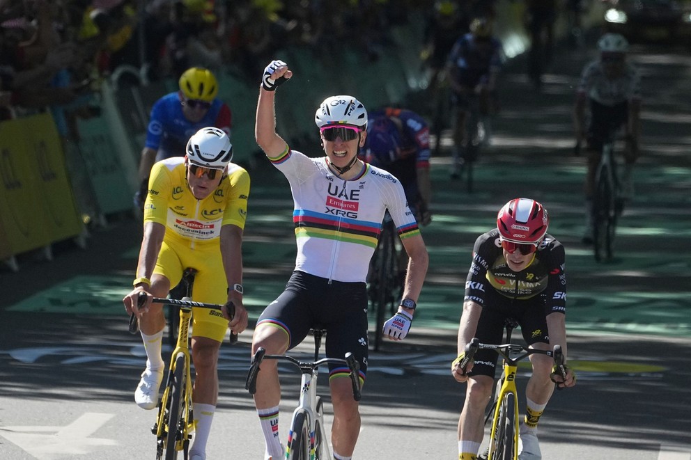 Slovinský cyklista Tadej Pogačar oslavuje víťazstvo v 4. etape na Tour de France 2025.