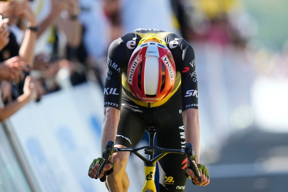Sklamaný Jonas Vingegaard v cieli 12. etapy na Tour de France 2025.