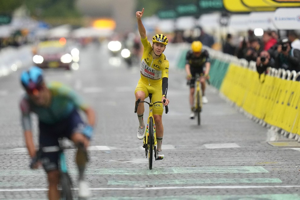 Tadej Pogačar v cieli Tour de France 2025.