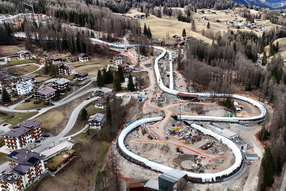 Cortina Sliding Center pre body, sánkovanie a skeleton - rozostavané dejisko ZOH 2026 v Cortina d'Ampezzo (január 2025). 