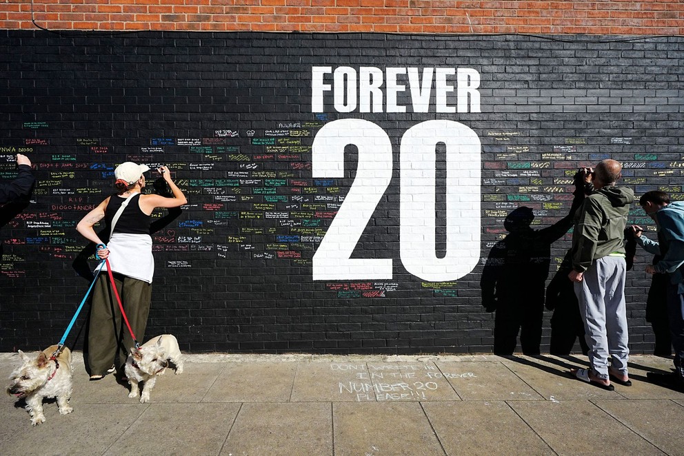 Miesto, na ktorom si fanúšikovia Liverpool FC uctievajú pamiatku na tragicky zosnulého Dioga Jotu.