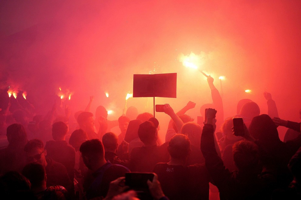 Fanúšikovia Crystal Palace počas protestu voči preradeniu z Európskej ligy.