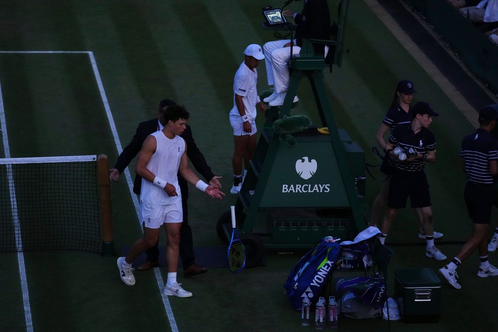 Prerušenie zápasu Ben Shelton - Rinky Hijikata na Wimbledone 2025. 