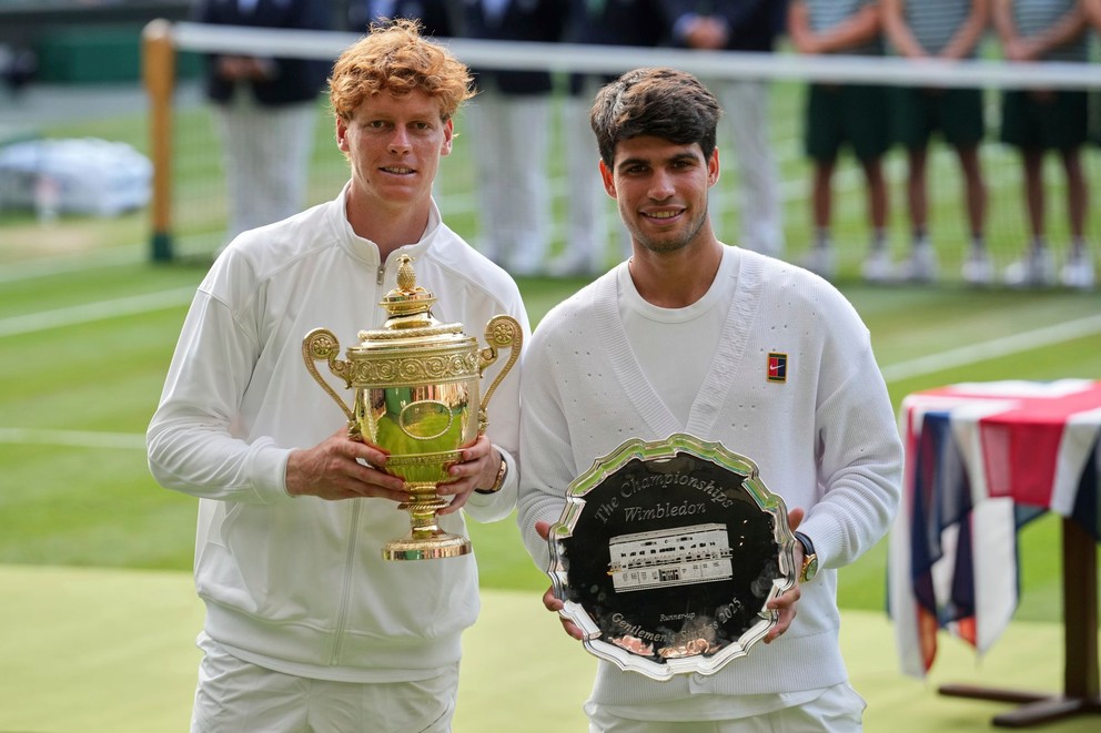 Jannik Sinner a Carlos Alcaraz s trofejami po finále Wimbledonu 2025.