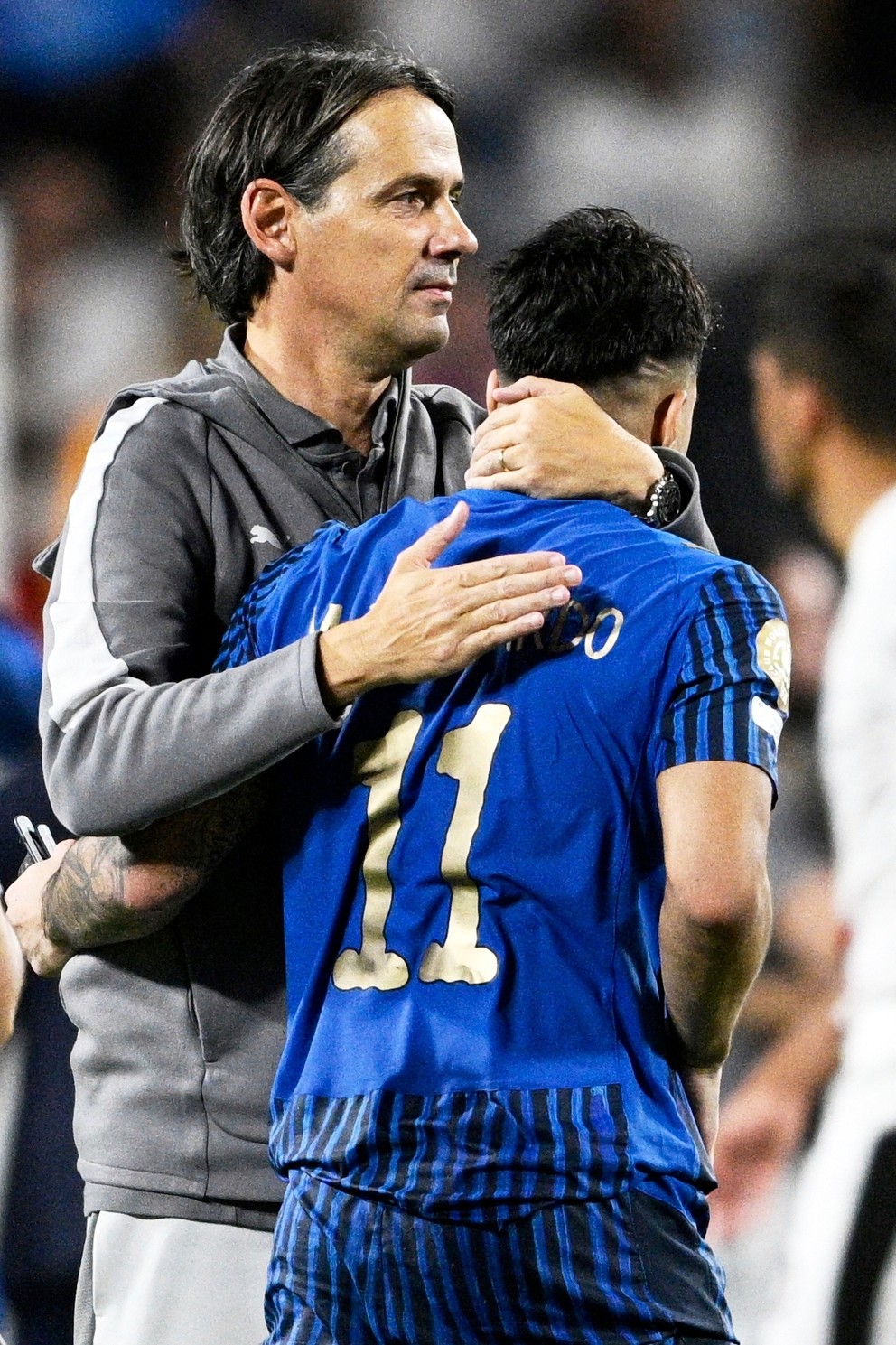 Simone Inzaghi gratuluje hráčovi Marcosovi Leonardovi po osemfinálovom zápase Manchester City - Al-Hilal FC