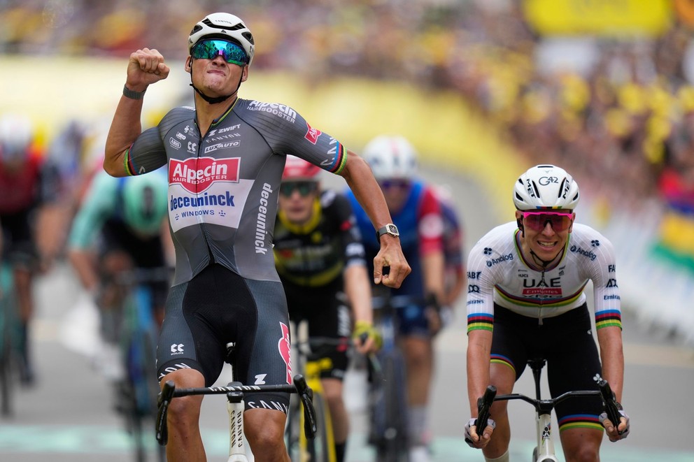 Mathieu van der Poel oslavuje výhru v 2. etape Tour de France 2025 pred Tadejom Pogačarom (vľavo).