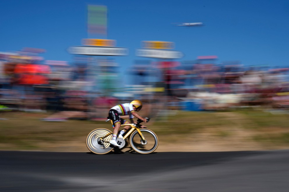 Belgičan Remco Evenepoel počas časovky na Tour de France 2025.