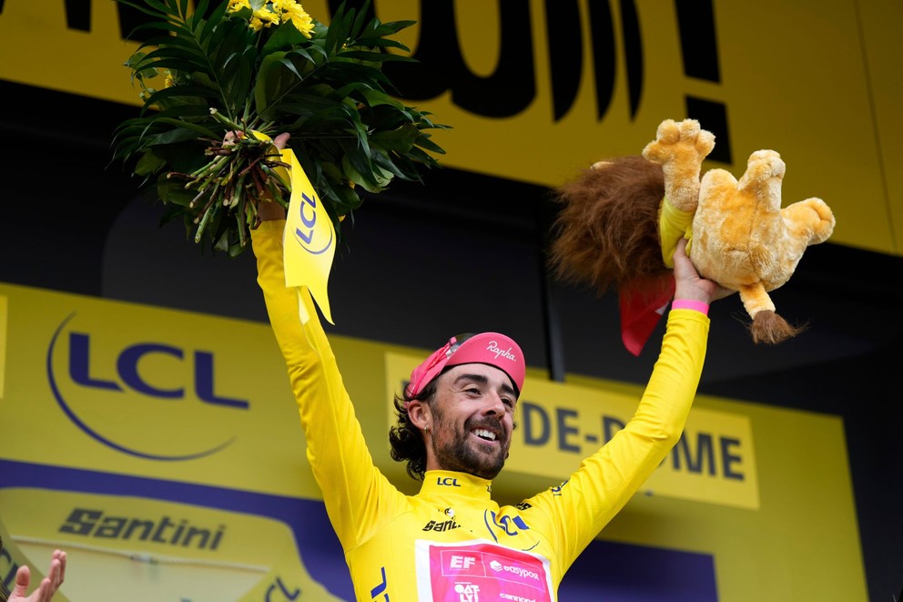 Ben Healy z EF Education - EasyPost v žltom drese po 10. etape na Tour de France 2025.