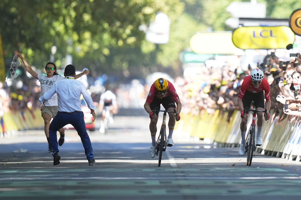 Propalestínsky aktivista v závere 11. etapy Tour de France 2025. 