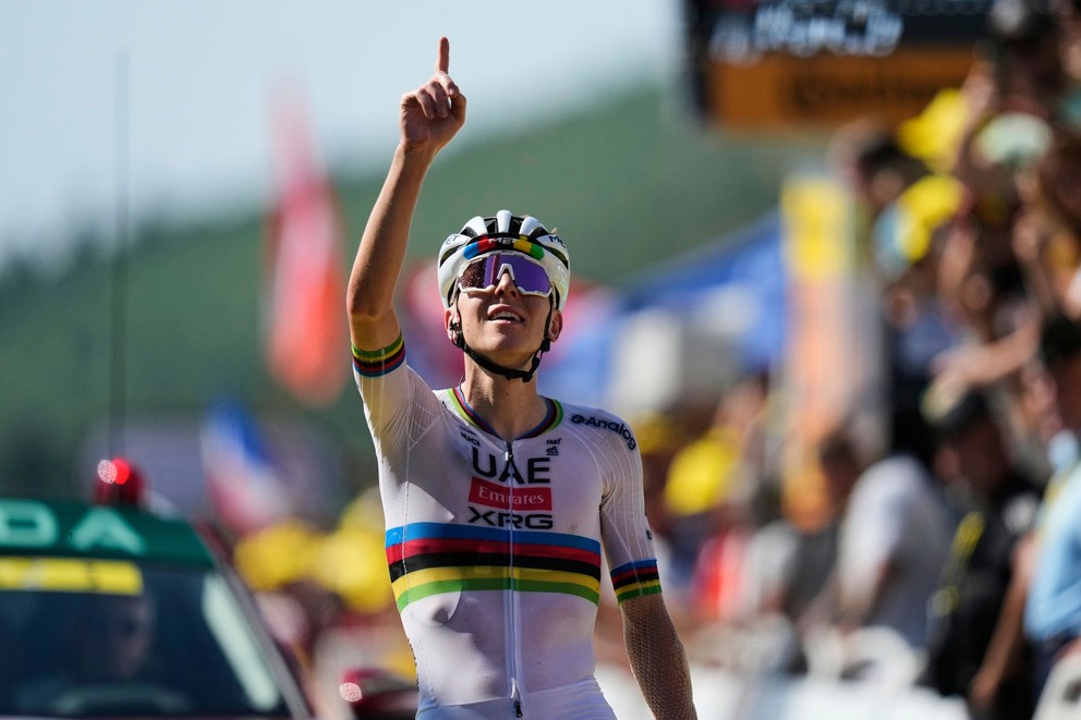 Tadej Pogačar oslavuje víťazstvo v 12. etape na Tour de France 2025.