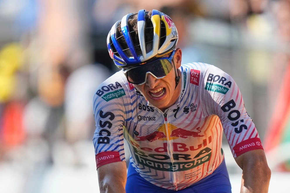 Nemecký cyklista Florian Lipowitz v cieli 12. etapy Tour de France 2025 v stúpaní Hautacam.