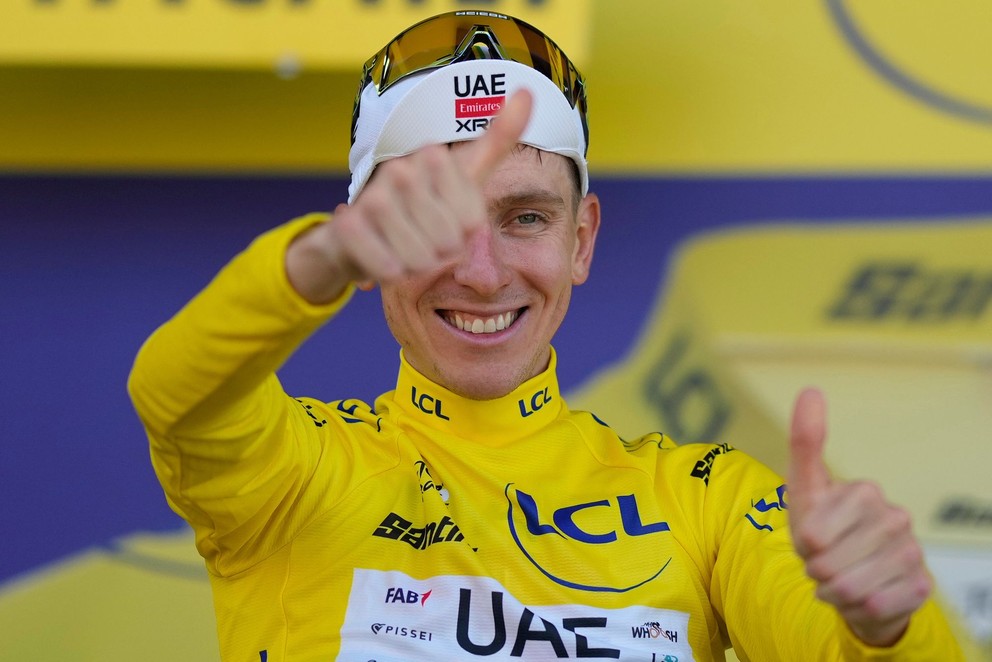 Tadej Pogačar v žltom drese pre víťaza Tour de France. 