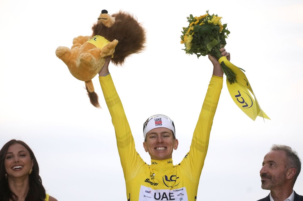 Tadej Pogačar oslavuje výhru na Tour de France 2025.