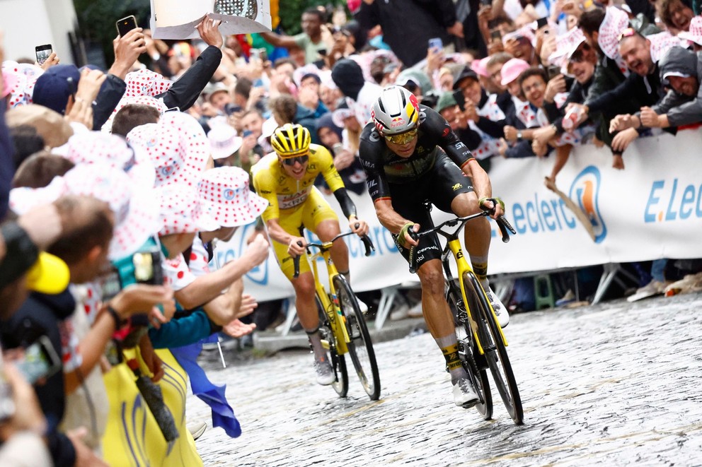 Wout van Aert a Tadej Pogačar v stúpaní Montmartre v 21. etape Tour de France 2025.