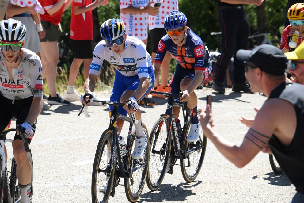 Florian Lipowitz pred Oscarom Onleym počas Tour de France 2025. 