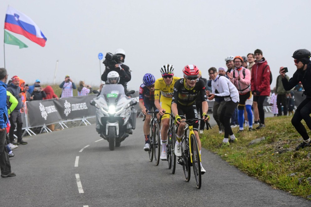 Jonas Vingegaard a hneď za ním Tadej Pogačar počas 18. etapy Tour de France 2025.